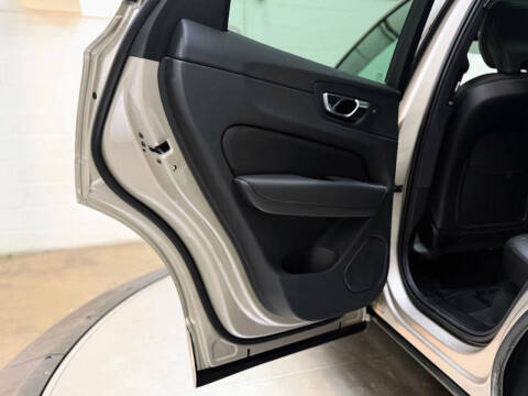 2025 Volvo XC60 B5 Core Dark Theme