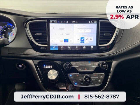 2027 Chrysler Pacifica Select