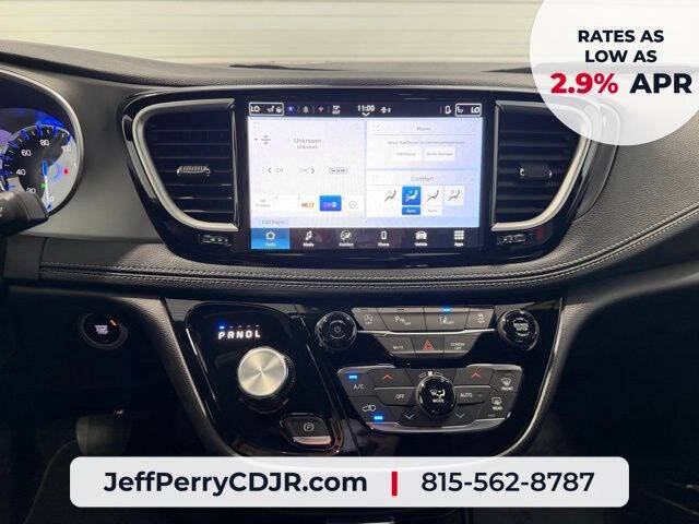 2027 Chrysler Pacifica Select