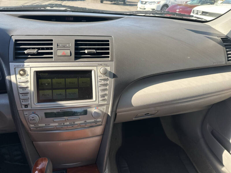 2010 Toyota Camry XLE photo 15