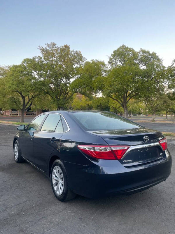 2015 Toyota Camry LE photo 4