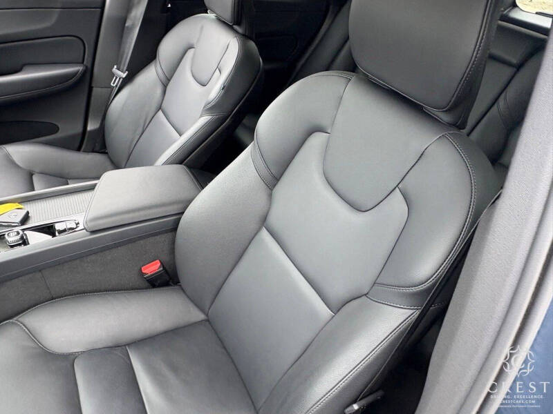 2025 Volvo XC60 B5 Core Dark Theme