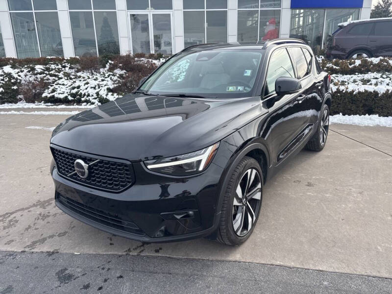 2025 Volvo XC40 B5 Plus Dark Theme