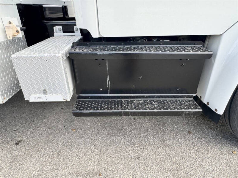 2019 Freightliner M2 106