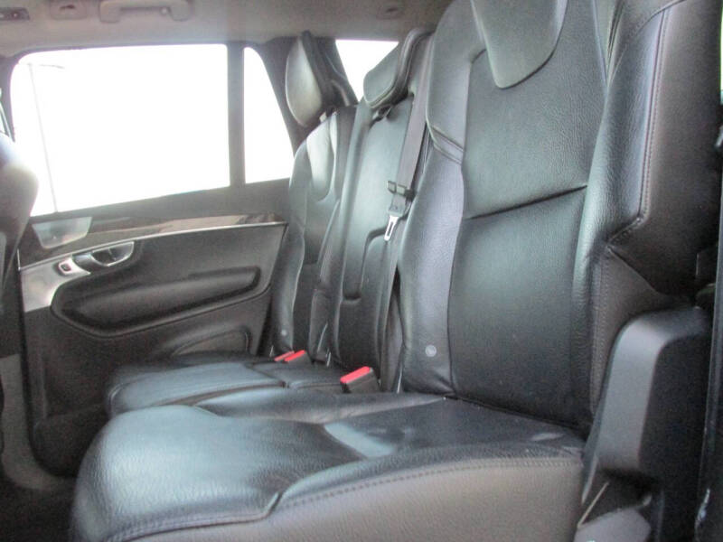 2016 Volvo XC90 T6 Momentum