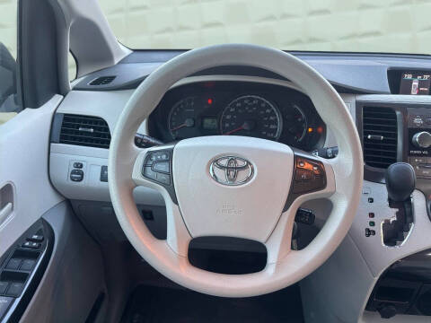 2014 Toyota Sienna LE 8-Passenger