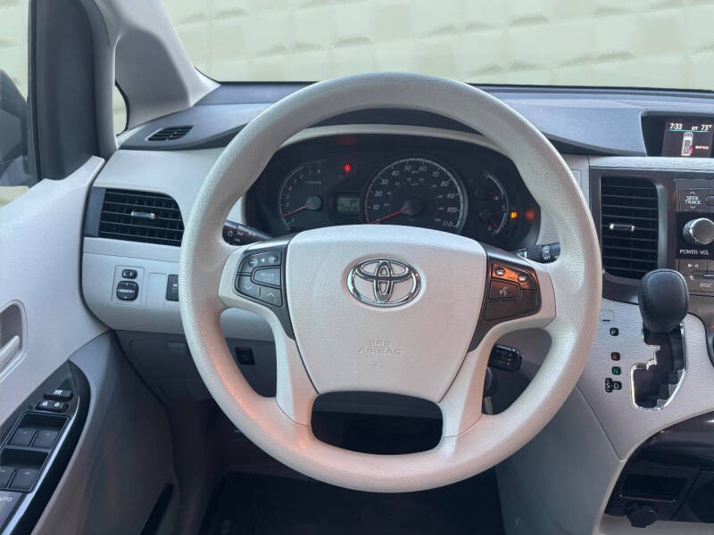 2014 Toyota Sienna LE 8-Passenger