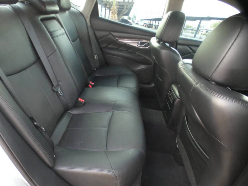 2017 Infiniti Q70 3.7