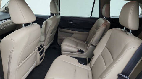 2022 Honda Pilot Touring w/Rear Captain's Chairs