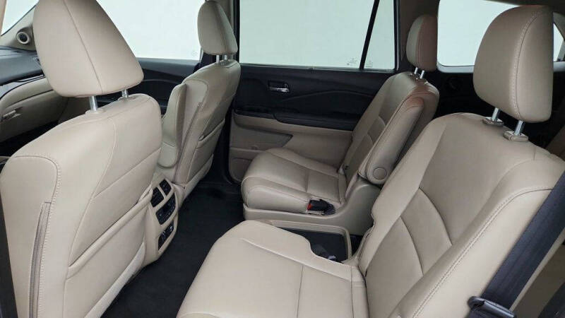 2022 Honda Pilot Touring w/Rear Captain's Chairs