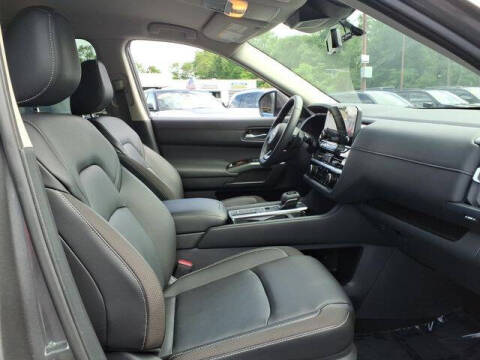 2025 Nissan Pathfinder SL