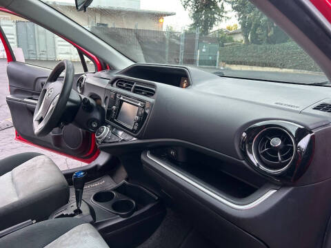 2016 Toyota Prius c Persona Special Edition