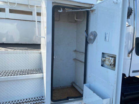 2009 Freightliner M2 106