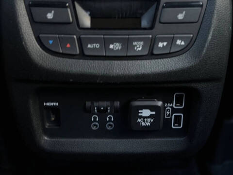 2022 Honda Pilot Touring w/Rear Captain's Chairs