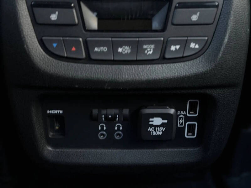 2022 Honda Pilot Touring w/Rear Captain's Chairs