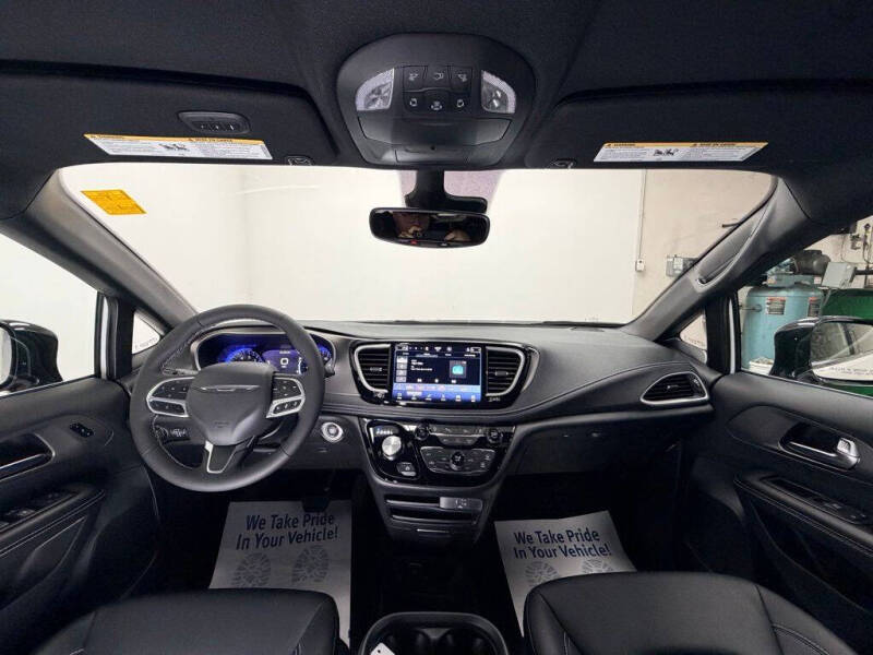 2027 Chrysler Pacifica Select