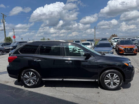 2017 Nissan Pathfinder SV