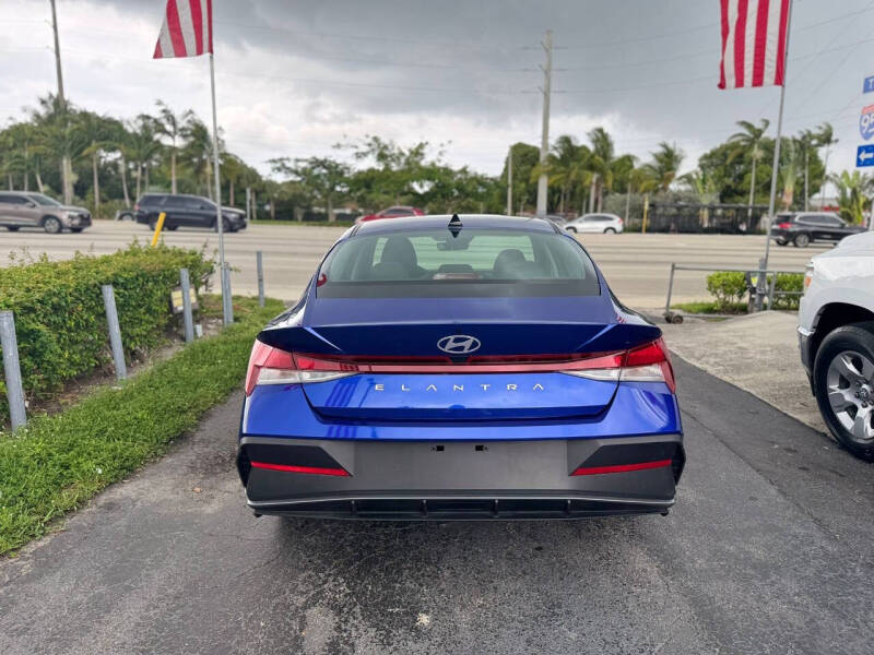 2024 Hyundai Elantra SE