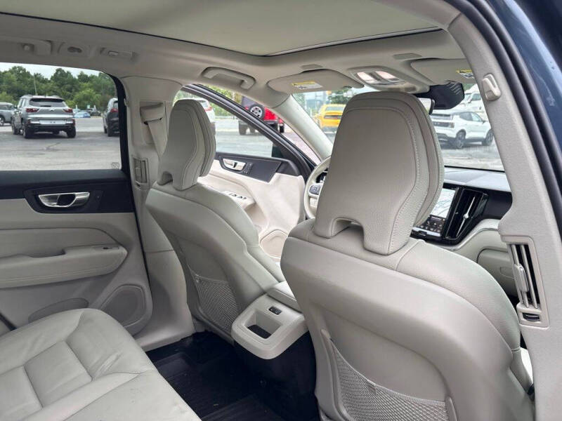 2024 Volvo XC60 B5 Plus Dark Theme