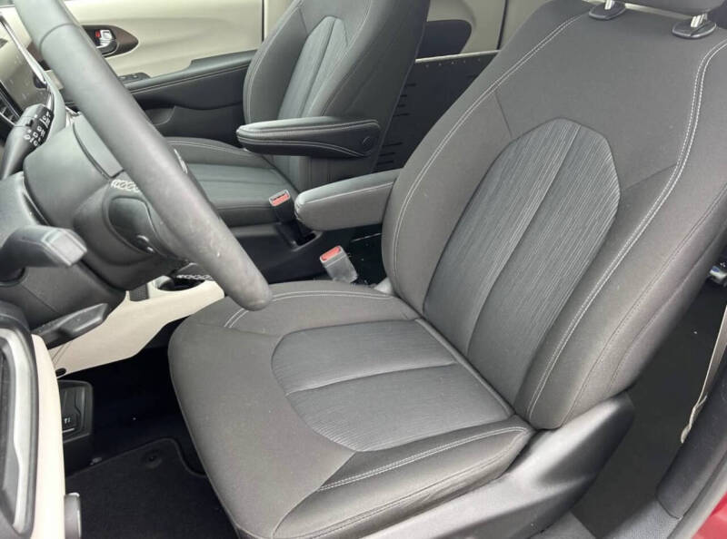 2023 Chrysler Voyager LX - Photo 15