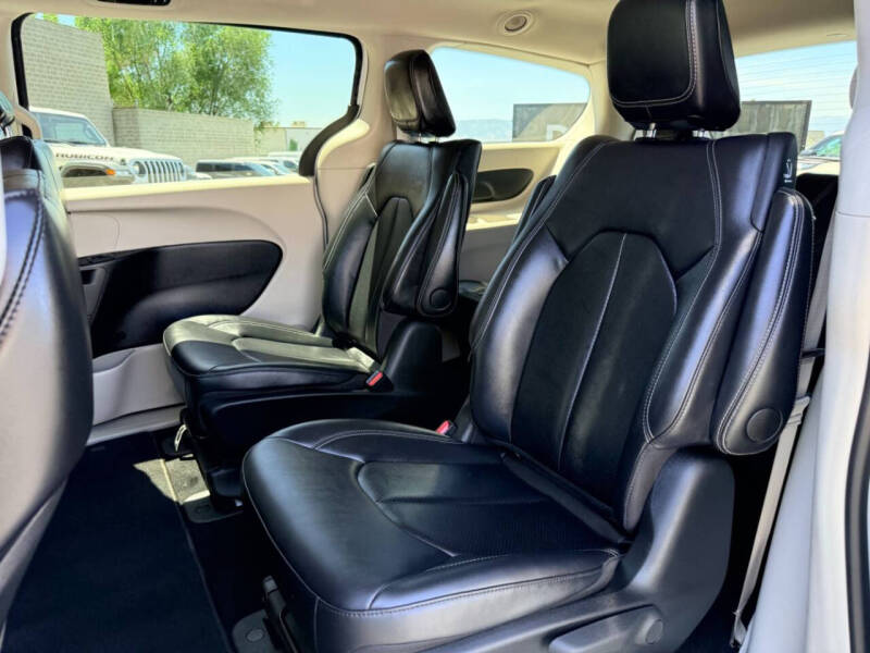 2024 Chrysler Pacifica Plug-In Hybrid Select