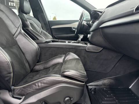 2017 Volvo XC90 T6 R-Design