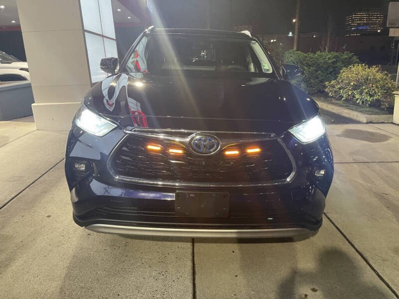 2021 Toyota Highlander Hybrid Platinum