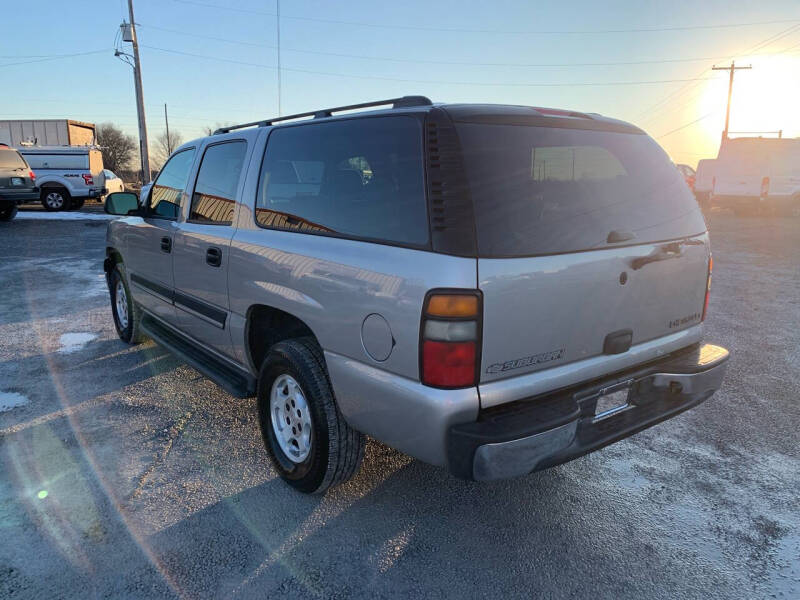 2005 Chevrolet Suburban LS photo 3