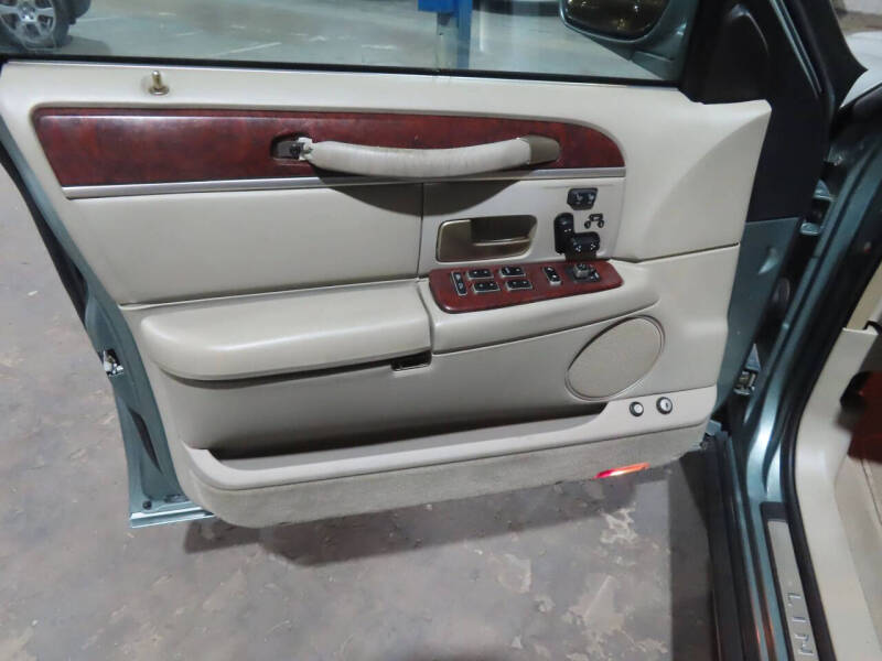 2003 Lincoln Town Car Signature