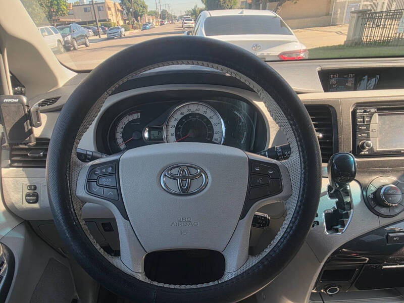 2013 Toyota Sienna SE 8-Passenger