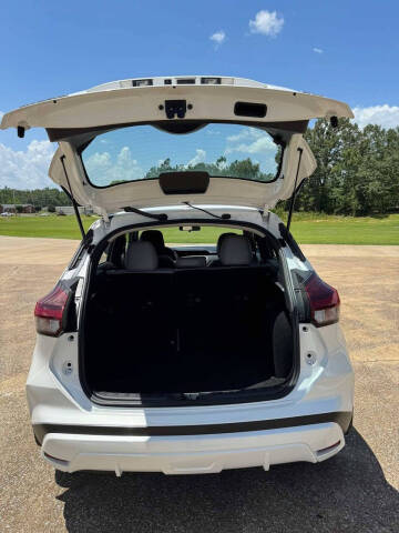 2023 Nissan Kicks SR