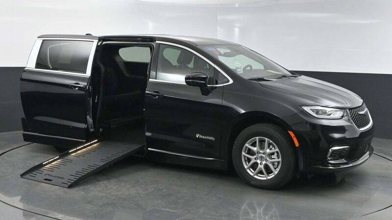 2025 Chrysler Pacifica Select's photo