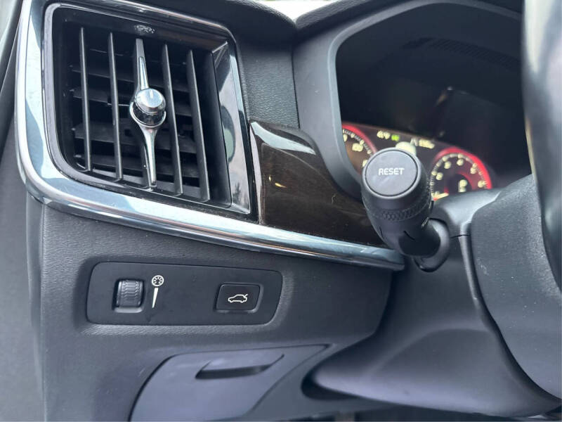 2019 Volvo S90 T6 Momentum