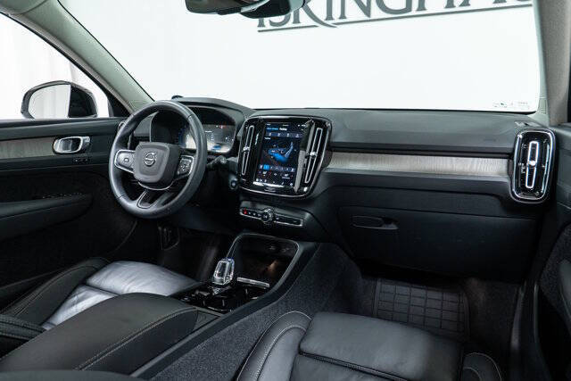 2023 Volvo XC40 B5 Plus Bright Theme