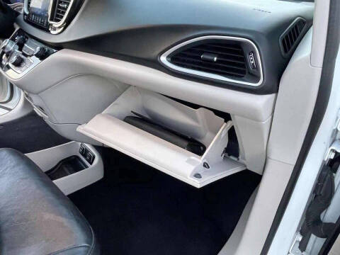 2017 Chrysler Pacifica Touring-L