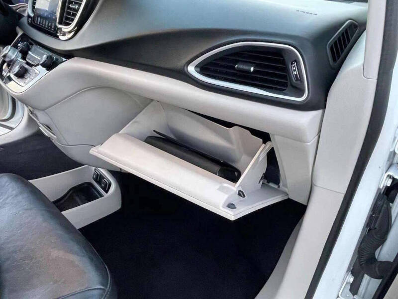 2017 Chrysler Pacifica Touring-L