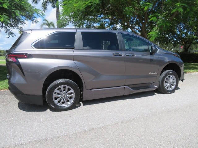 2024 Toyota Sienna XLE 7-Passenger