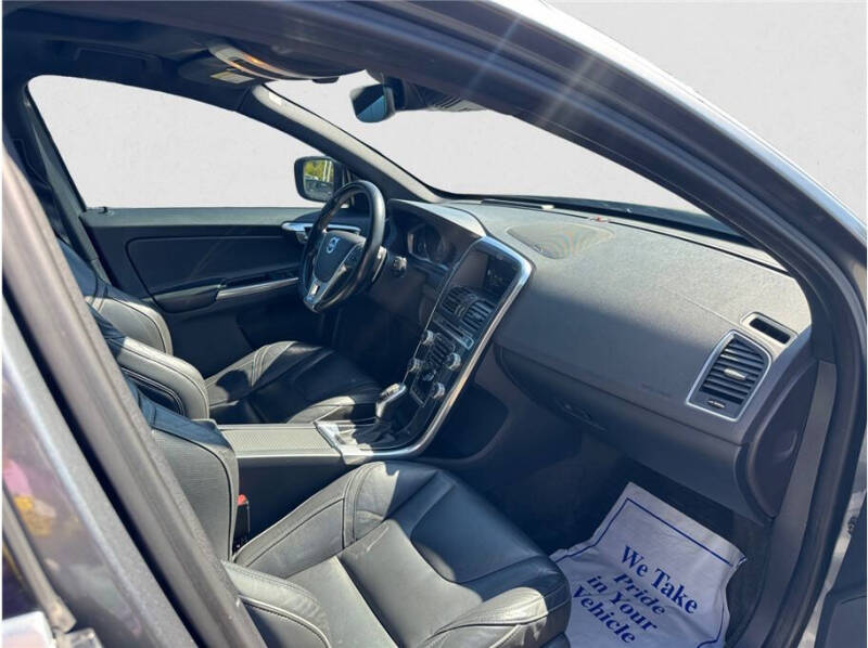 2017 Volvo XC60 T6 R-Design