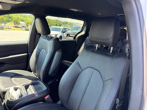 2027 Chrysler Pacifica Select
