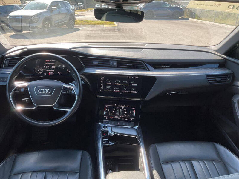 2022 Audi e-tron quattro Premium