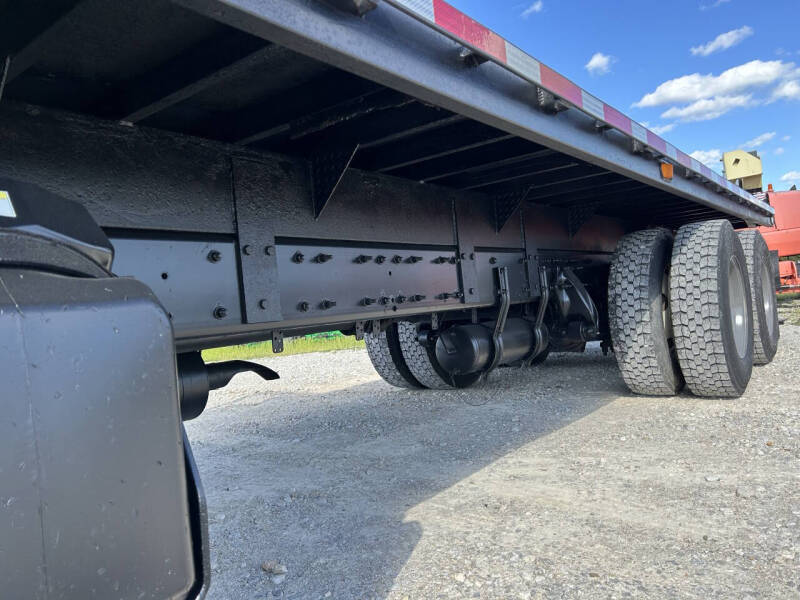 2017 Freightliner M2106 Truck
