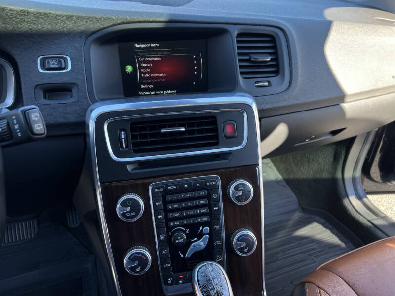 2015 Volvo V60 Cross Country T5 Platinum