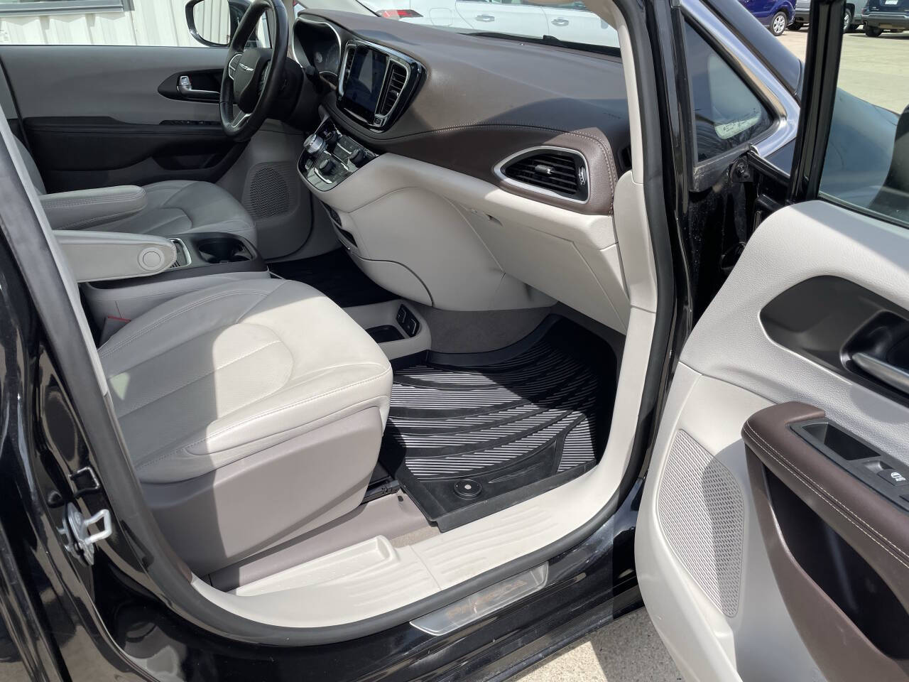 2021 Chrysler Pacifica Touring L photo 12