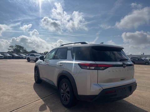 2022 Nissan Pathfinder SV