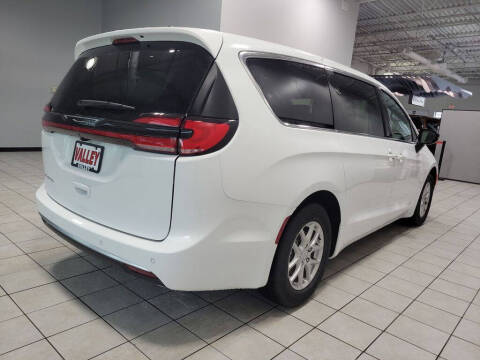 2027 Chrysler Pacifica Select