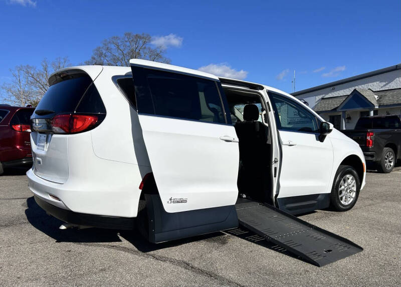 2022 Chrysler Voyager LX