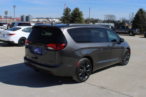 2020 Chrysler Pacifica Limited Red S
