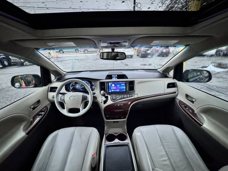 2012 Toyota Sienna XLE 7-Passenger Auto Access Seat