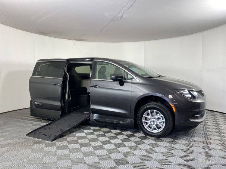 2022 Chrysler Voyager LX