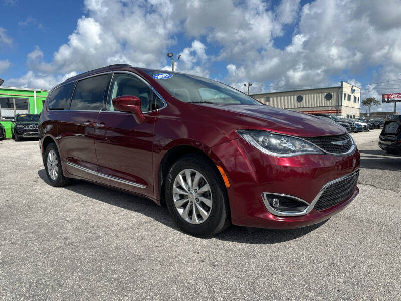 Chrysler Pacifica's photo